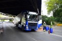 LKW blieb unter Bruecke haengen Koeln Ehrenfeld Innere Kanalstr Hornstr P271